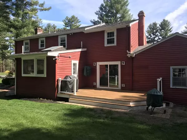 Medfield, MA 02052,22 Fox Ln