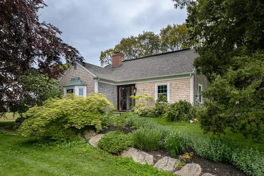 34 Fairhaven Rd, Mattapoisett, MA 02739