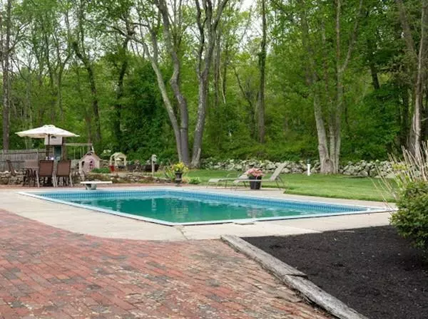 Acushnet, MA 02743,21 Lantern Ln