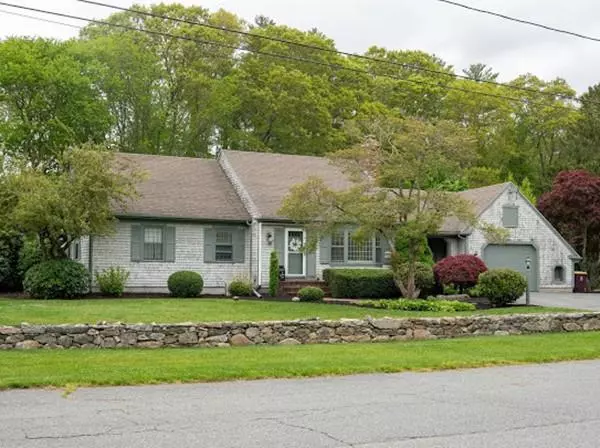 21 Lantern Ln, Acushnet, MA 02743