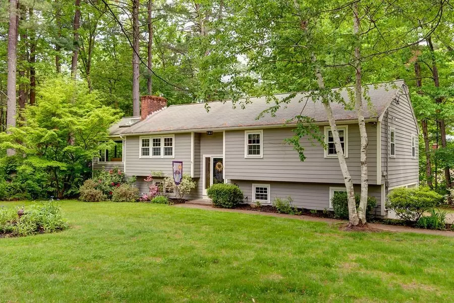 37 Woodlawn Dr, Sturbridge, MA 01566