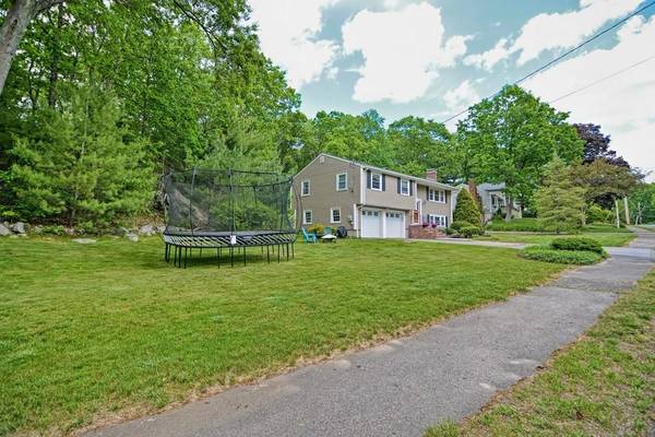 Medfield, MA 02052,39 Flint Locke Ln