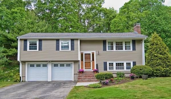 39 Flint Locke Ln, Medfield, MA 02052