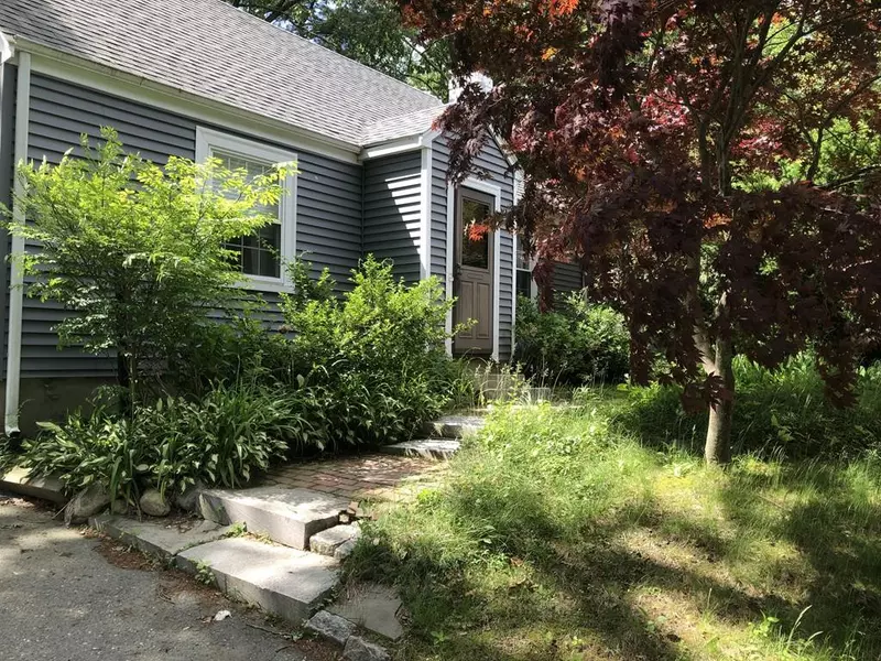 49 Macarthur Rd, Natick, MA 01760