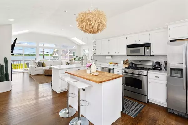 Hingham, MA 02043,5 Beach Ln
