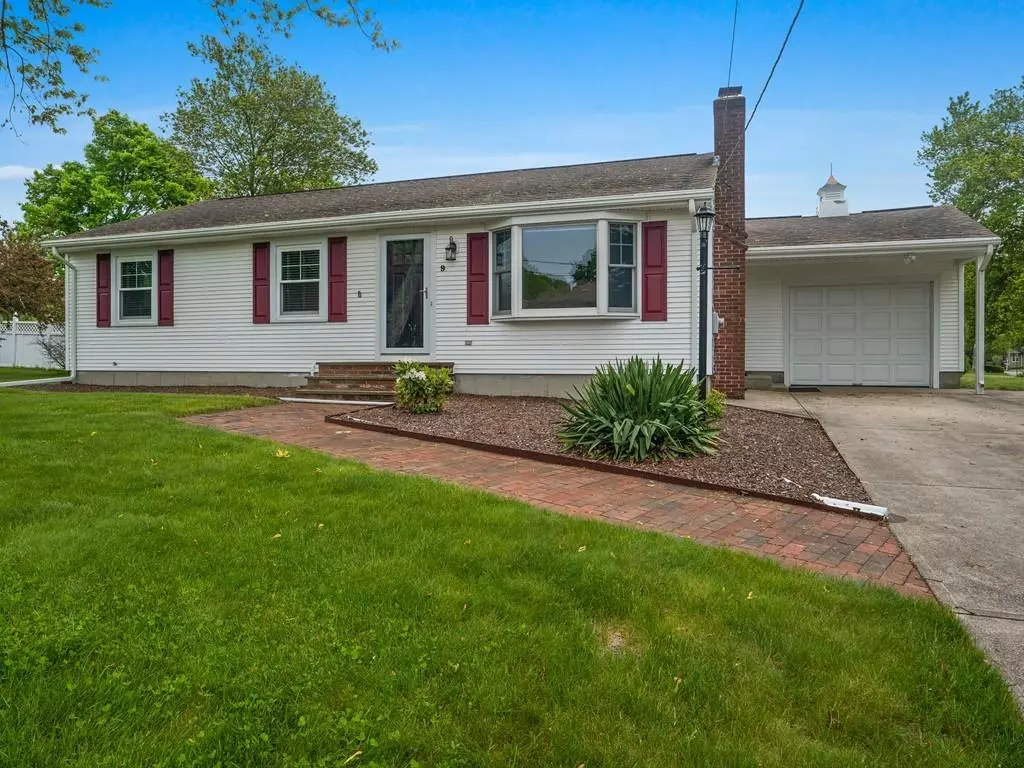 Seekonk, MA 02771,9 Eleanor Dr