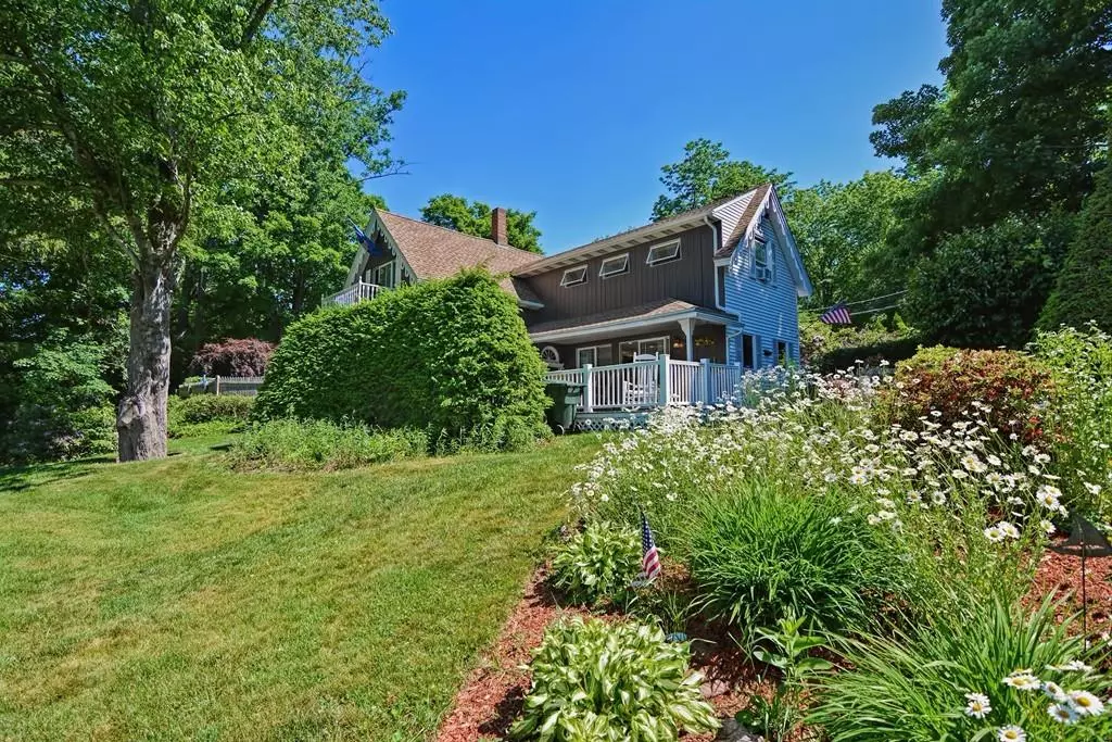 Brookfield, MA 01506,22 Maple St