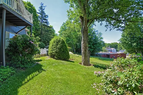 Brookfield, MA 01506,22 Maple St
