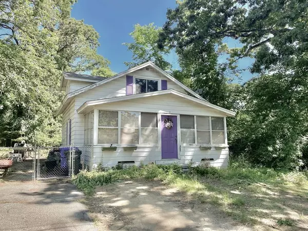 2 Whitfield St, Springfield, MA 01109