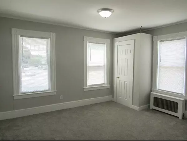 Springfield, MA 01105,31 Richelieu St