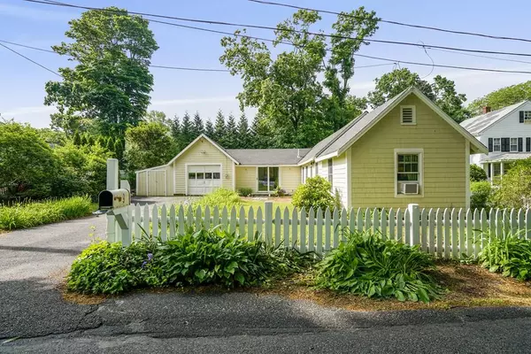 9 Lovers Ln, Duxbury, MA 02332