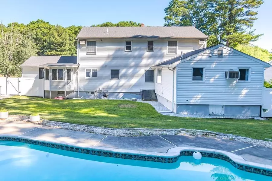 8 Huckleberry Rd, Lynnfield, MA 01940