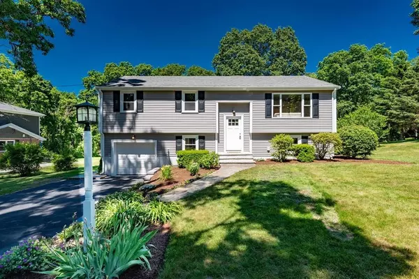 Hingham, MA 02043,10 Windsor Dr
