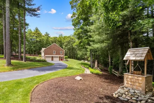 Rochester, MA 02770,19 Paradise Ln