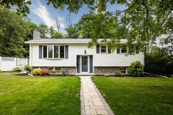 4 Hampshire Cir, Hudson, MA 01749