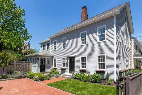 12 Charles St, Newburyport, MA 01950