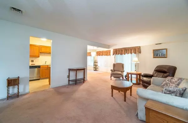 Springfield, MA 01129,637 Nassau Dr #637
