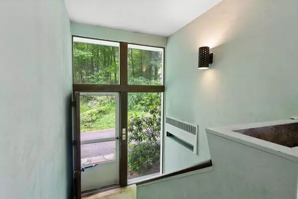 Weston, MA 02493,130 Wellesley Street