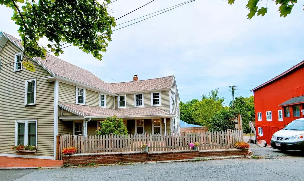 40 Elm St #3, Amesbury, MA 01913