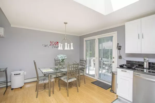 Berkley, MA 02779,7 Blossom Ln