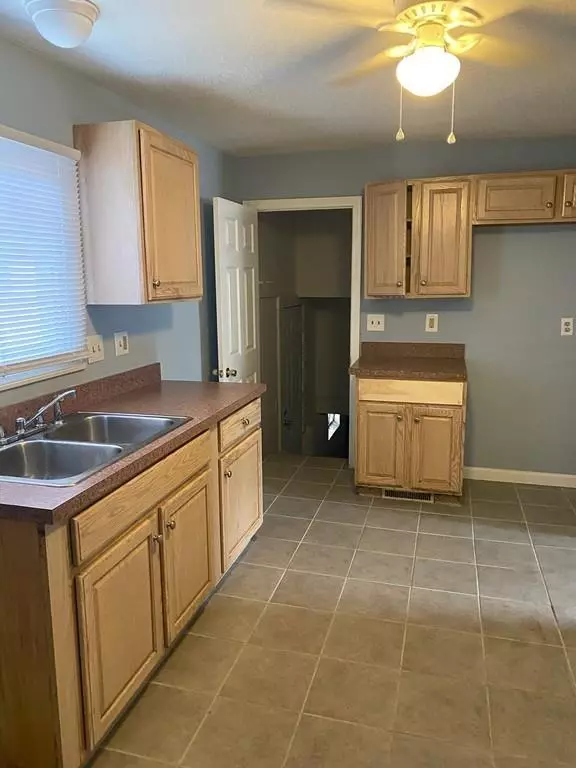 Springfield, MA 01109,34 Penrose St