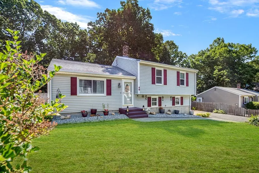 49 Westbank Ct, Springfield, MA 01118