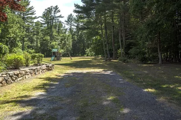 Rochester, MA 02770,1099 Walnut Plain Road