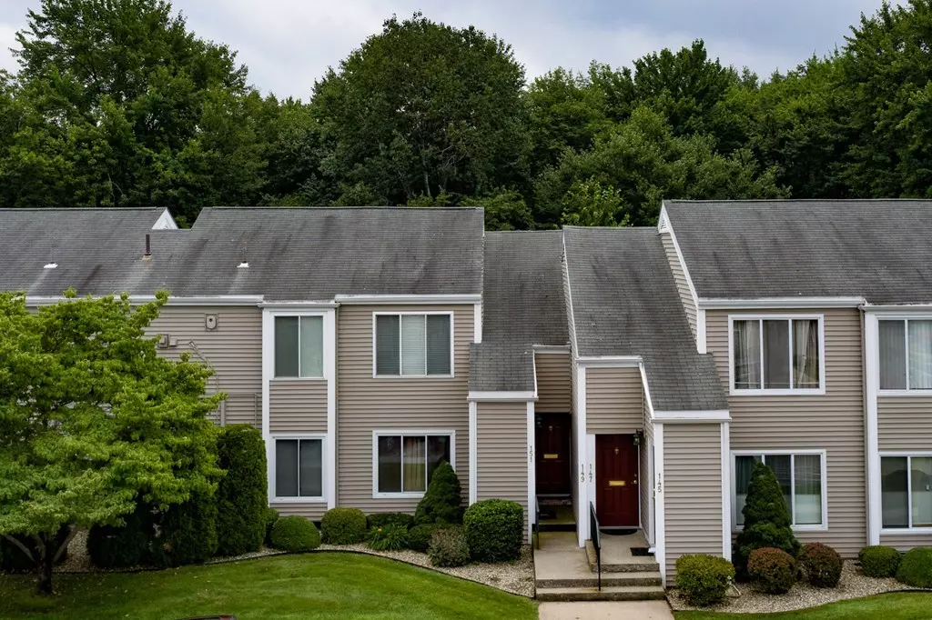 Springfield, MA 01129,151 Nassau Dr #151