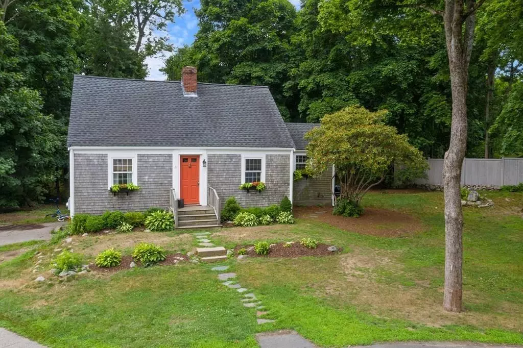 Hingham, MA 02043,21 Lantern Lane