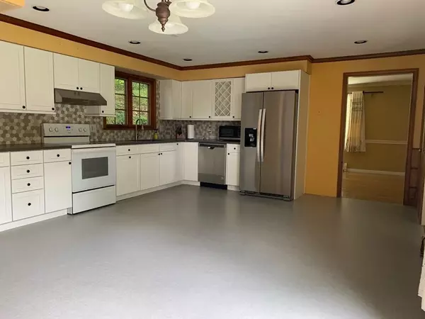 Deerfield, MA 01373,6 North Hillside Rd