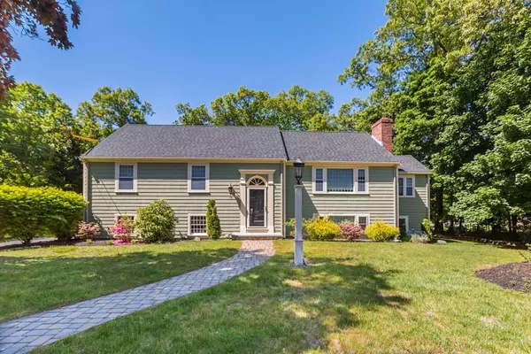 14 New Meadow Rd, Lynnfield, MA 01940