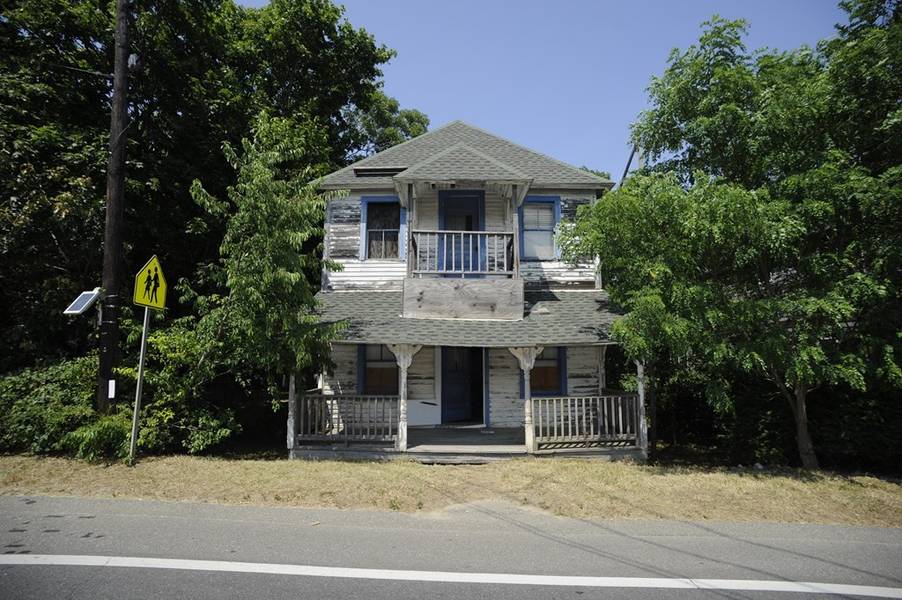 17 New York Ave, Oak Bluffs, MA 02557