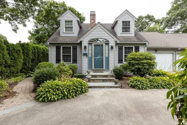 35 Iroquois St, Falmouth, MA 02536