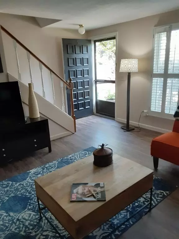 Agawam, MA 01001,5 Plantation Dr #5