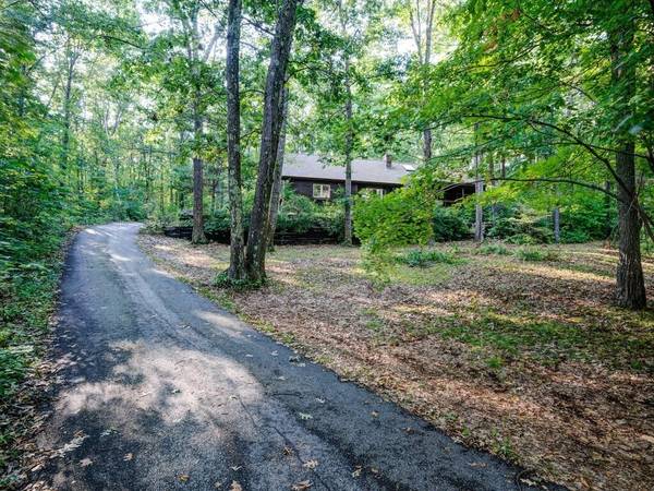 512 Leadmine Rd, Sturbridge, MA 01566