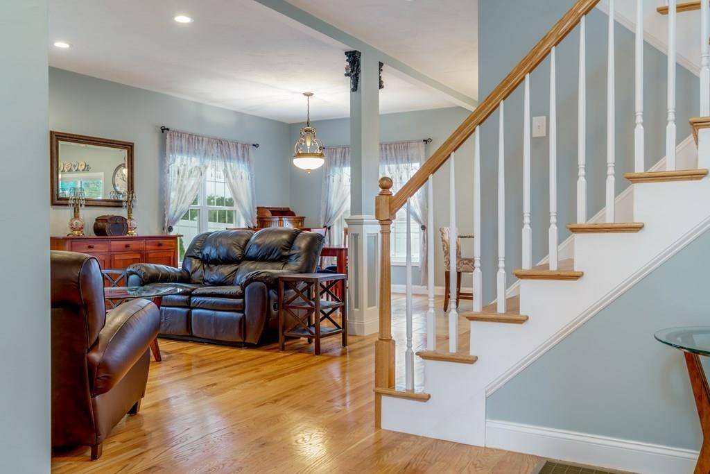 Bellingham, MA 02019,5 Candlelight Ln
