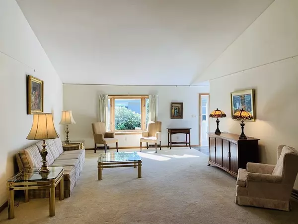 Agawam, MA 01001,13 G Castle Hill Road #G