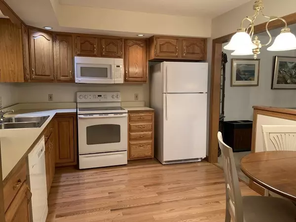 Agawam, MA 01001,13 G Castle Hill Road #G