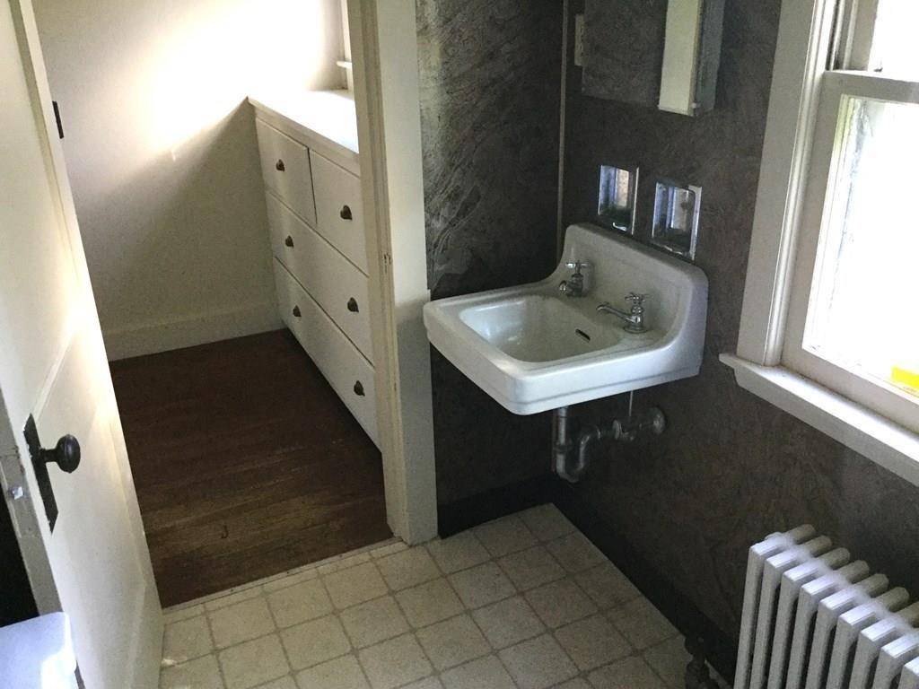 Ware, MA 01082,6 Highland St
