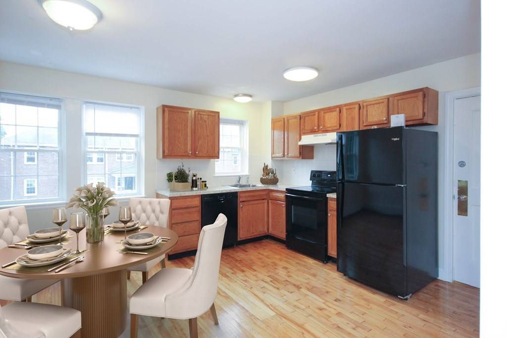 Newton, MA 02467,96 Boylston St #4