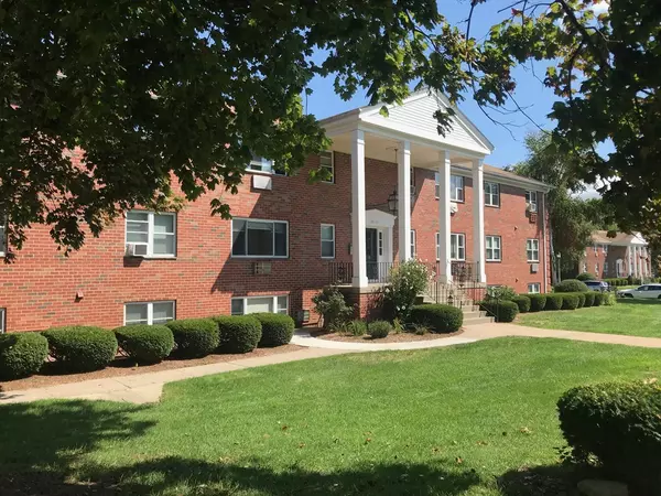 134 Regency Park Dr #134, Agawam, MA 01001