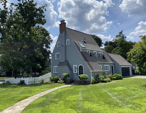 33 Ingraham Road, Wellesley, MA 02482