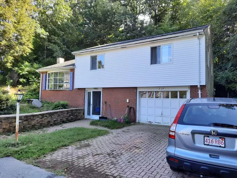 212 Lake Dr, Hamilton, MA 01982