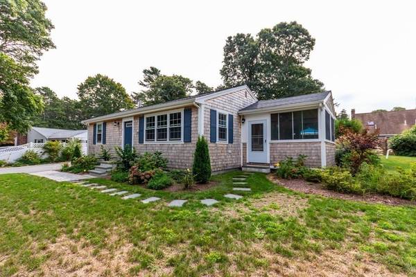 6 Hillside Ave, Falmouth, MA 02556