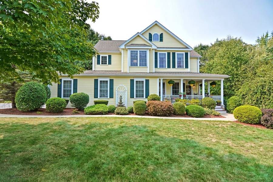 4 Country Club Ln, Hopedale, MA 01747