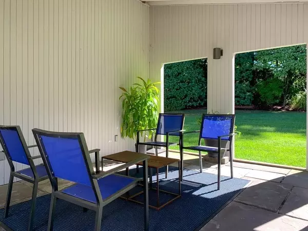 Sherborn, MA 01770,2 Cross St