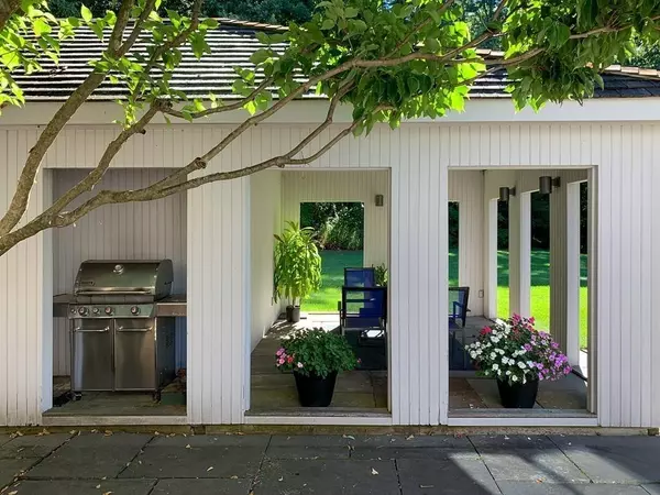 Sherborn, MA 01770,2 Cross St