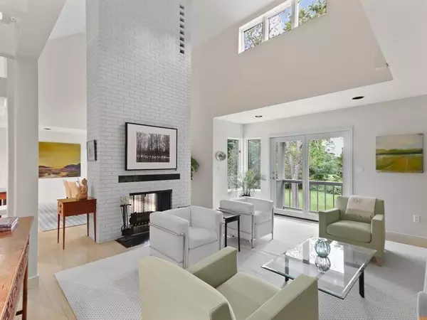 Sherborn, MA 01770,2 Cross St