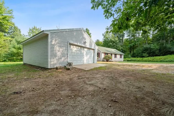 Hubbardston, MA 01452,19 Simond Hill Road