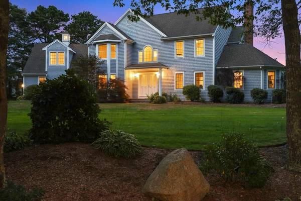 82 Saddleback Ln, Falmouth, MA 02536